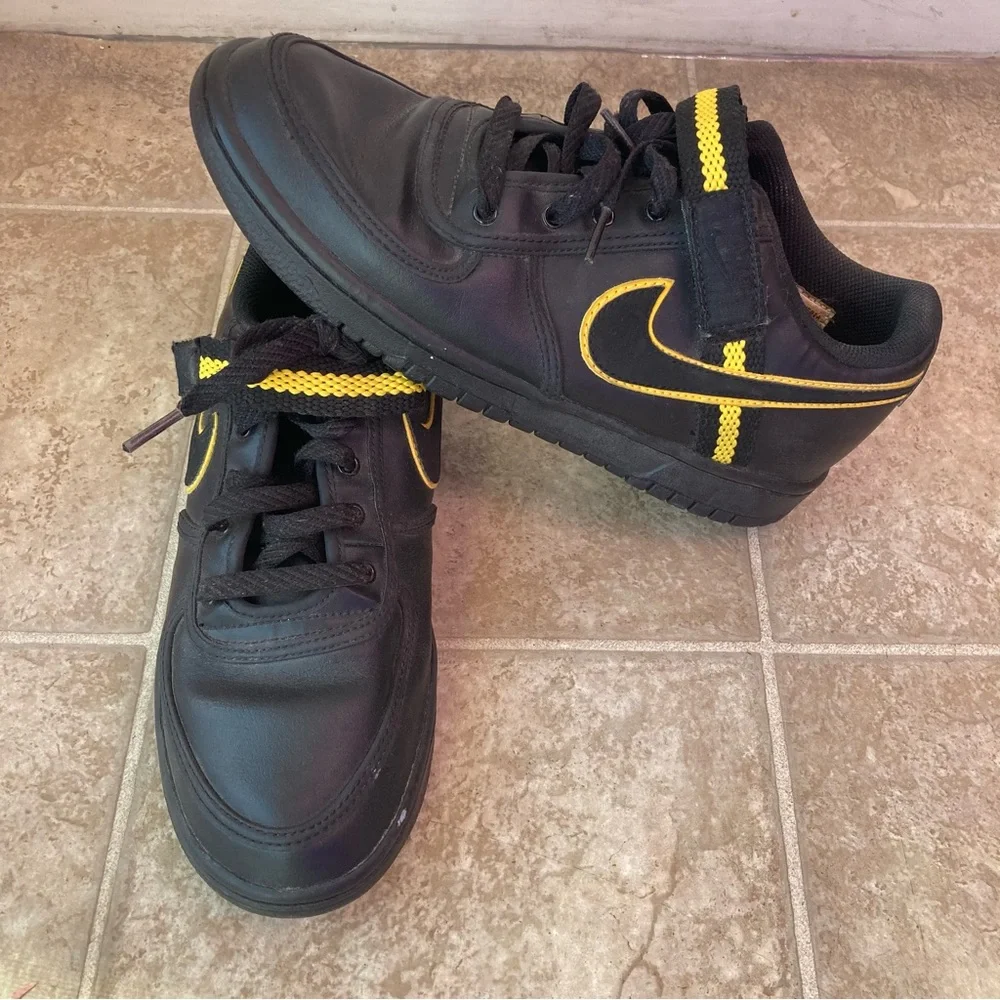 Nike Low Top Size 6.5Y Black & Yellow